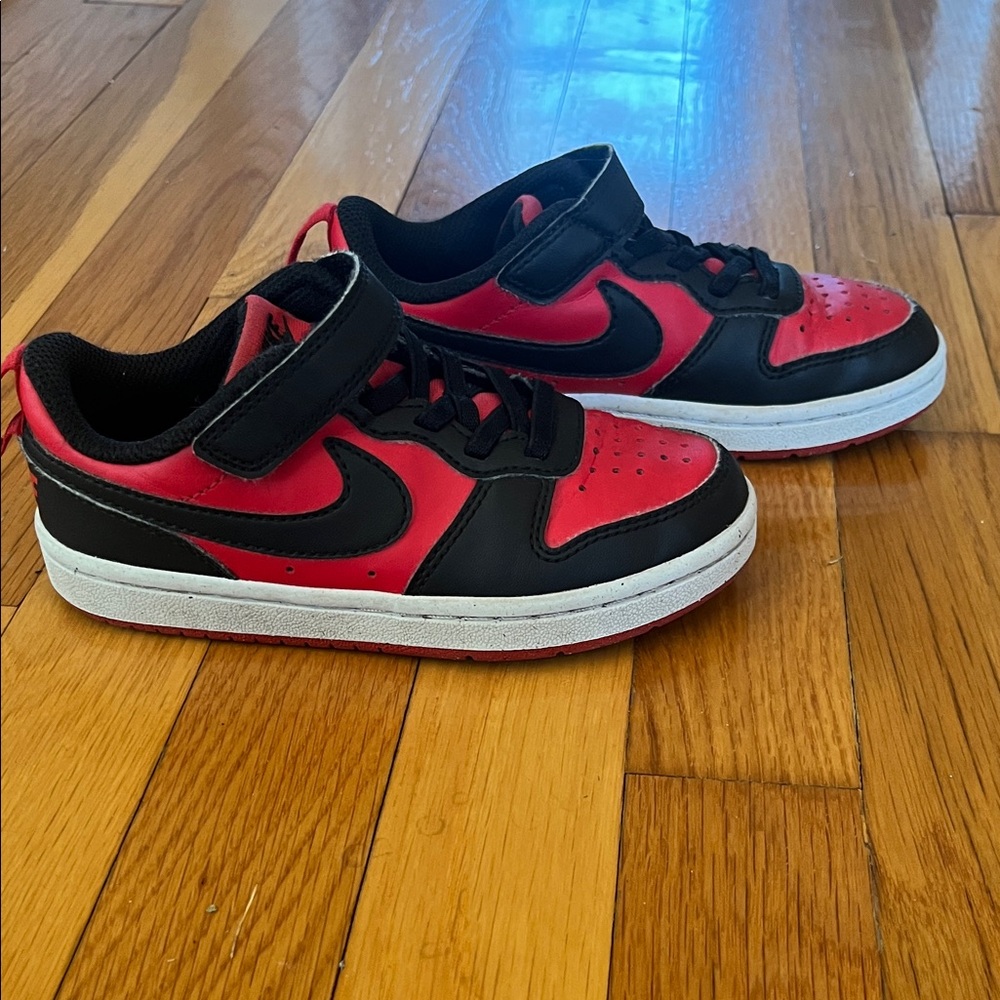 Nike Kids Black and Red Low-Top Sneakers with Hook-and-Loop Strap